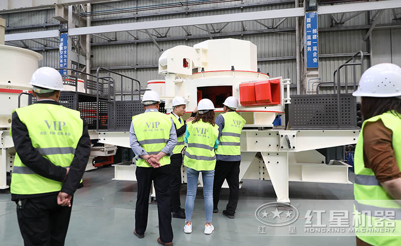 用戶來紅星廠區(qū)參觀購(gòu)置制砂機(jī)