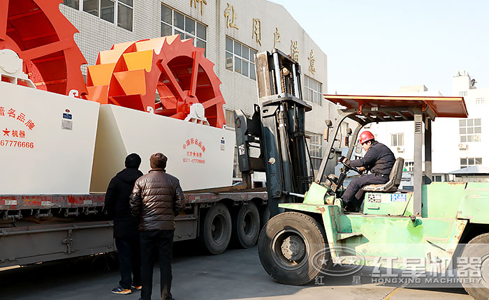 用戶來(lái)紅星廠區(qū)參觀了解洗沙機(jī)