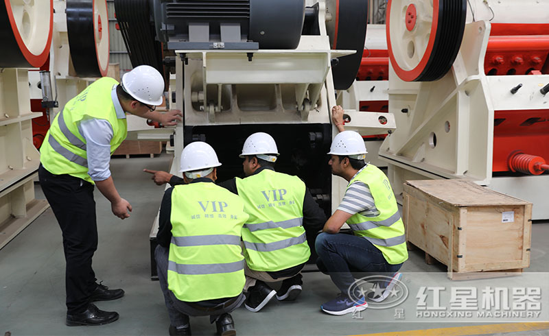 紅星工作人員正帶領(lǐng)用戶詳細(xì)了解顎式破碎機