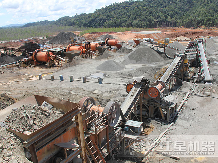 紅星顎式破碎機(jī)生產(chǎn)線現(xiàn)場(chǎng)，配置合理、高產(chǎn)運(yùn)行、節(jié)能環(huán)保