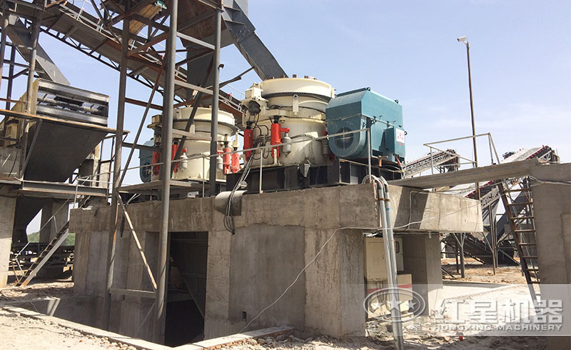 液壓圓錐破碎機碎石現(xiàn)場