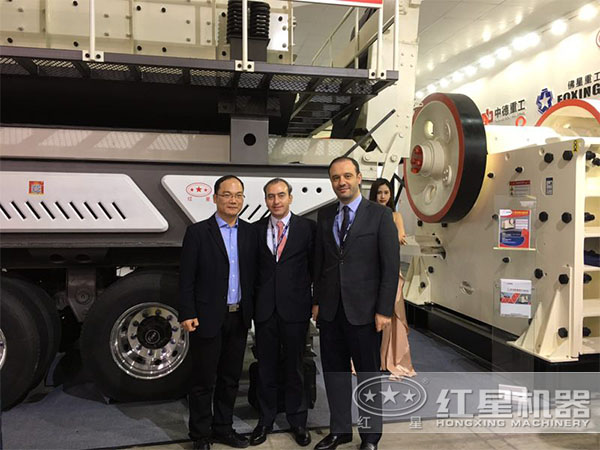 紅星顎式破碎機展會現(xiàn)場