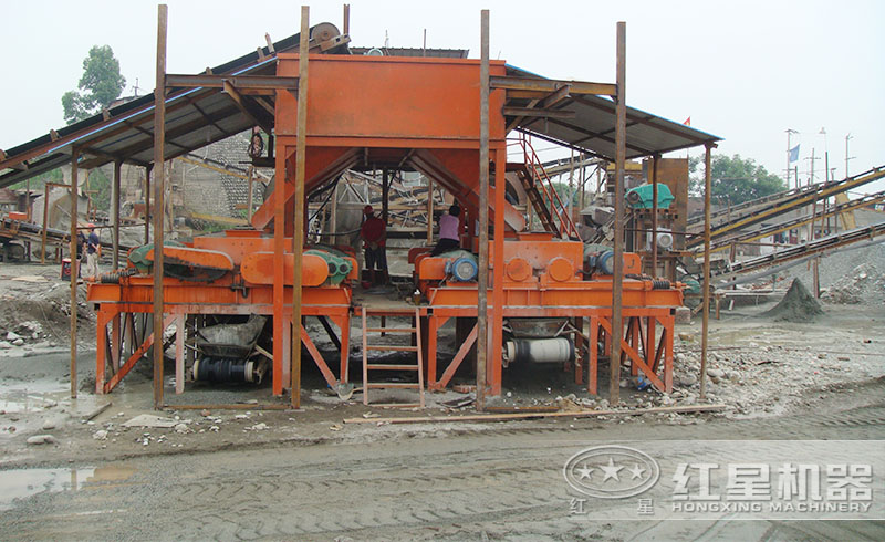 紅星株洲用戶的對(duì)輥煤炭破碎生產(chǎn)線現(xiàn)場(chǎng)