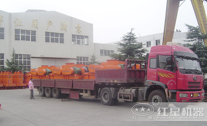 多臺(tái)紅星對(duì)輥煤炭破碎機(jī)正火速發(fā)貨中