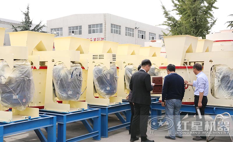 用戶來紅星廠區(qū)參觀購置沙子制造機(jī)（復(fù)合式破碎機(jī)）