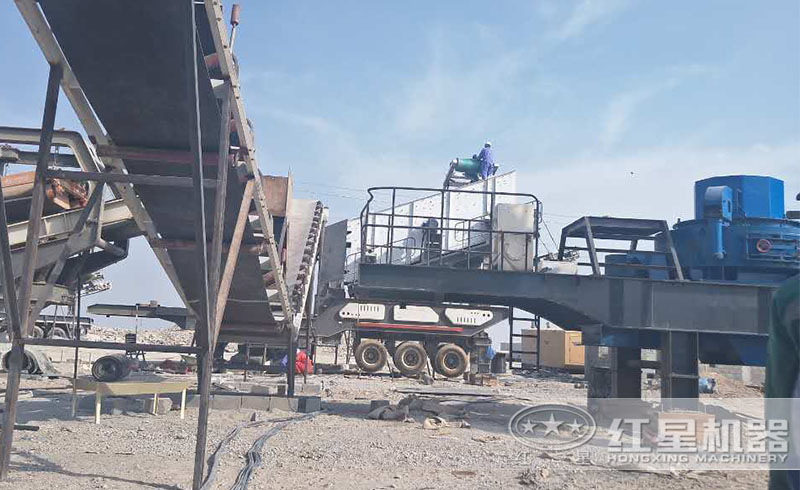 紅星用戶(hù)移動(dòng)式石料粉沙機(jī)生產(chǎn)線現(xiàn)場(chǎng)