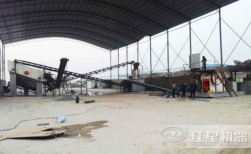 紅星用戶顎式破碎機碎石現(xiàn)場