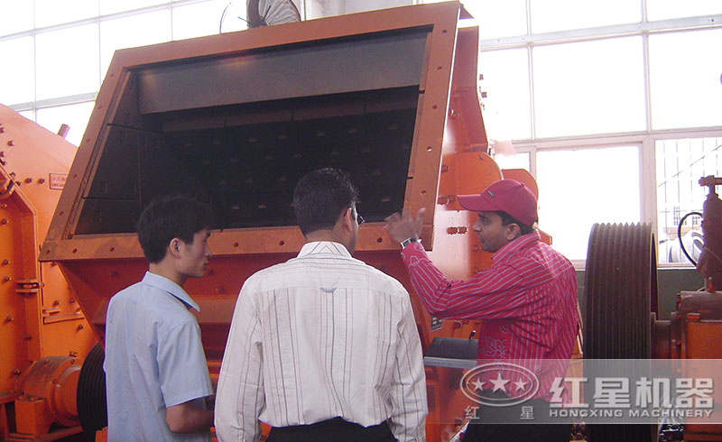 用戶來紅星廠區(qū)參觀購(gòu)置反擊式破碎機(jī)