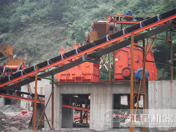 紅星反擊式破碎機碎石現場