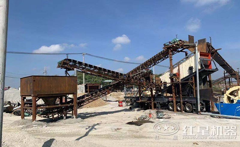 場(chǎng)地需要時(shí)常轉(zhuǎn)換，頻繁基建過(guò)于麻煩，移動(dòng)式打砂機(jī)為您開(kāi)創(chuàng)流動(dòng)打沙新時(shí)代