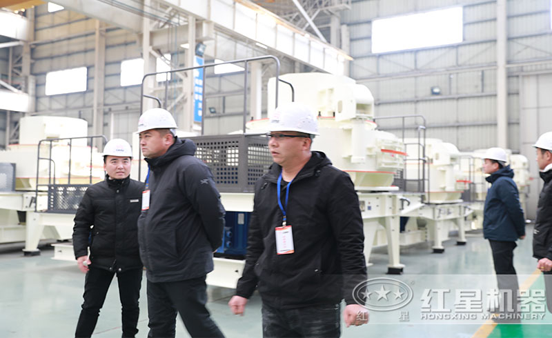 用戶來紅星廠區(qū)參觀購(gòu)置制砂機(jī)