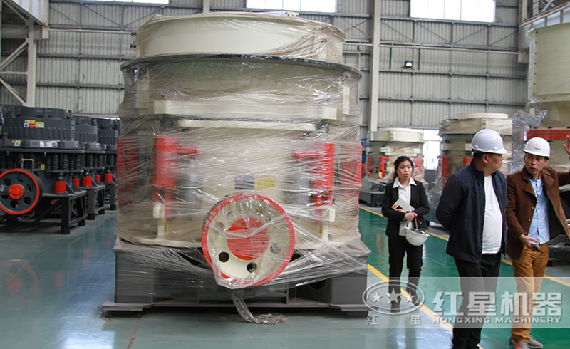 用戶(hù)來(lái)紅星廠區(qū)參觀購(gòu)置圓錐式破碎機(jī)