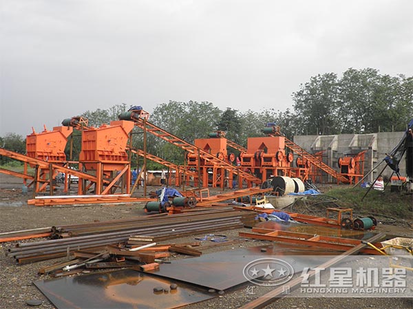 紅星用戶顎式破碎機生產(chǎn)線安裝現(xiàn)場