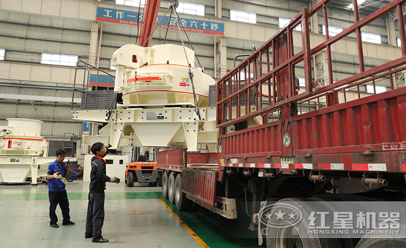 湖北用戶不遠(yuǎn)千里來紅星廠區(qū)訂購全套固定山石碎沙生產(chǎn)線正在火速裝貨中