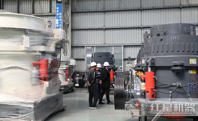 用戶來紅星廠區(qū)參觀購置石料粉碎機(jī)