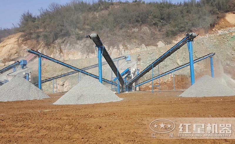 鵝卵石粉碎后的砂石規(guī)格多樣，品質(zhì)高，銷路廣