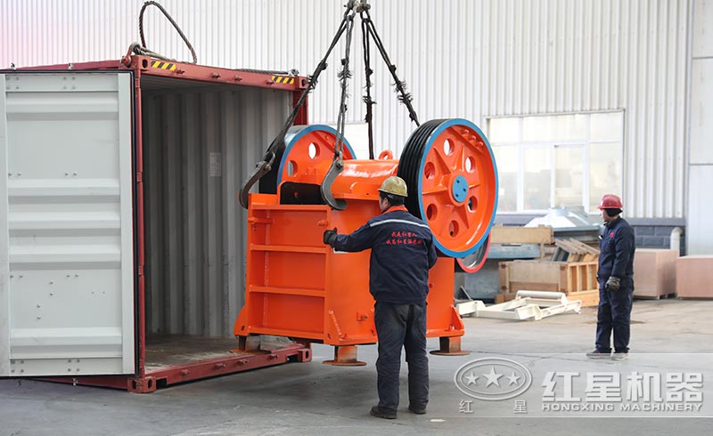 紅星顎式破碎機(jī)正火速裝車(chē)發(fā)貨中