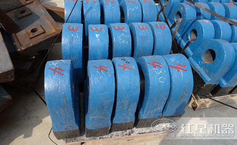 紅星錘式破碎機(jī)重要部件錘頭，高耐磨材質(zhì)鑄造而成，更經(jīng)久耐用