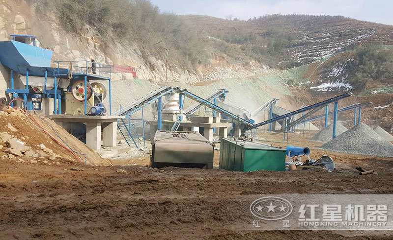 紅星用戶時產(chǎn)200噸的顎式磕石機(jī)粗碎現(xiàn)場