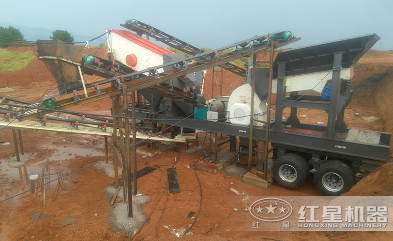 紅星用戶時產(chǎn)200噸的移動錘式磕石機(jī)碎石現(xiàn)場