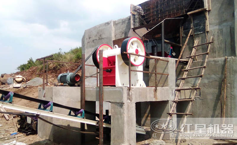 顎式破碎機(jī)碎石現(xiàn)場(chǎng)