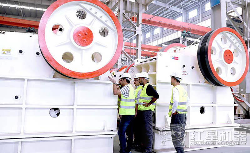 用戶來(lái)紅星廠區(qū)參觀考察顎式破碎機(jī)