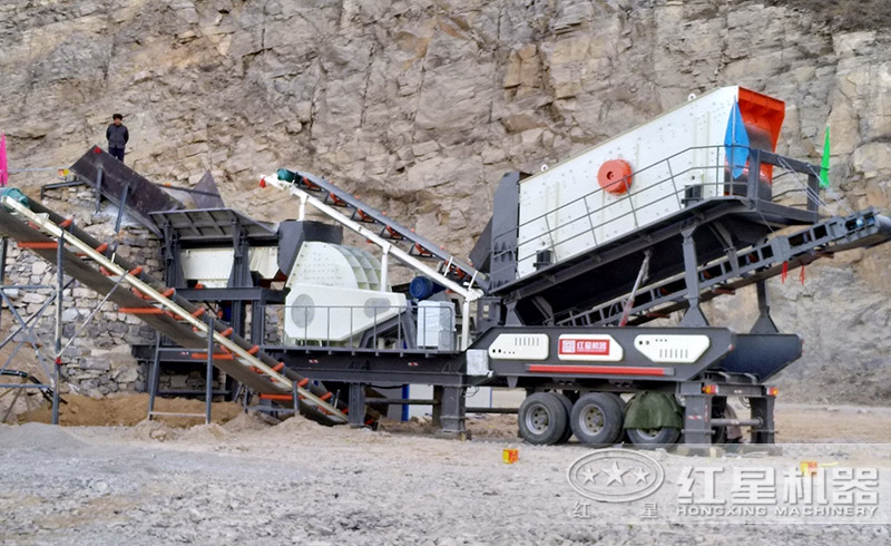 山西時產(chǎn)50噸的流動式煤炭破碎現(xiàn)場，流動式錘破機大顯身手