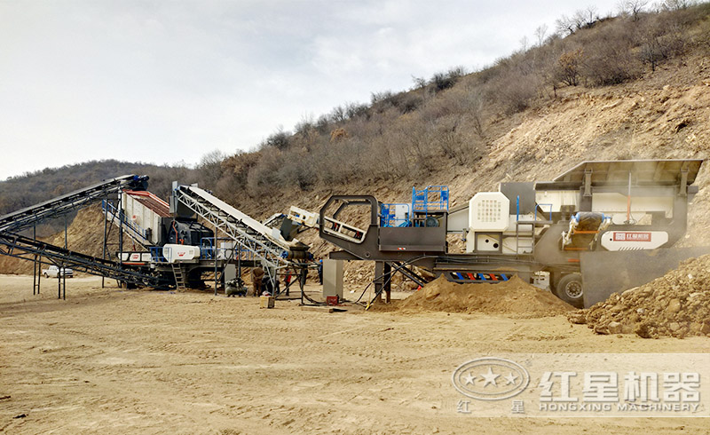 鄭州時產(chǎn)200噸的建筑垃圾破碎現(xiàn)場，流動式破碎機靈活轉(zhuǎn)場，就近生產(chǎn)