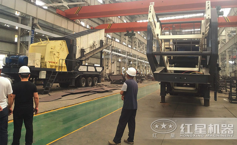 用戶來紅星廠區(qū)參觀購置流動式石頭破碎機