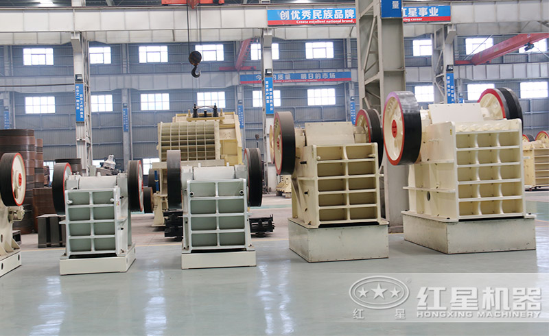 紅星砂石破碎機(jī)鑄造車(chē)間，多款機(jī)型現(xiàn)貨供應(yīng)