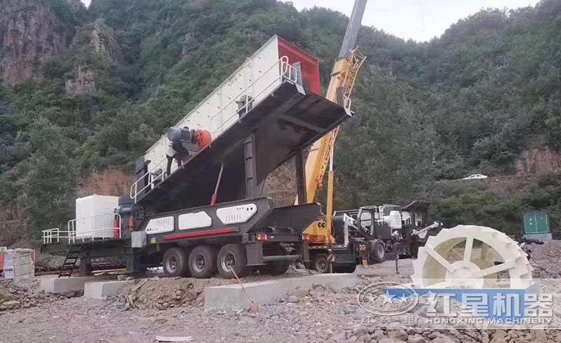 移動(dòng)式混凝土碎石生產(chǎn)線現(xiàn)場(chǎng)