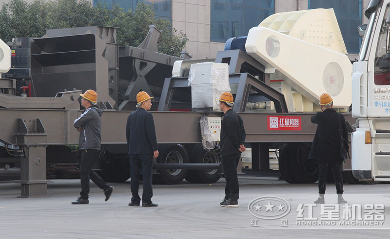 用戶來紅星廠區(qū)參觀了解移動(dòng)式破碎機(jī)
