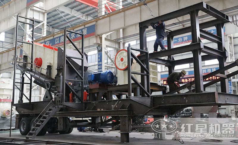 紅星移動式建筑垃圾破碎機鑄造車間
