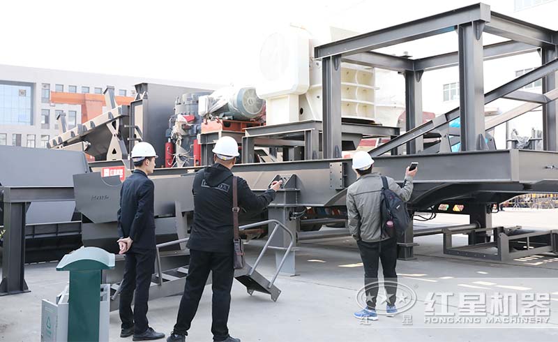 山東用戶不遠千里來紅星廠區(qū)參觀購置移動式破碎設(shè)備