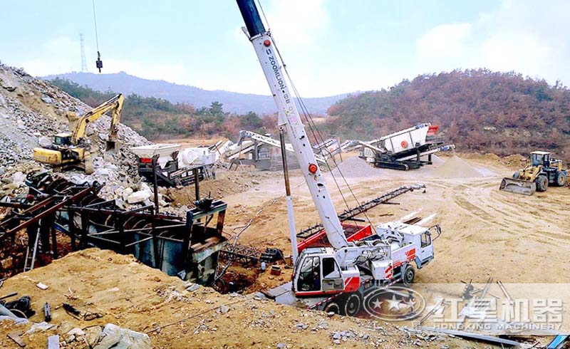 履帶式移動(dòng)破碎石現(xiàn)場(chǎng)，多臺(tái)設(shè)備聯(lián)合運(yùn)轉(zhuǎn)，功能強(qiáng)大