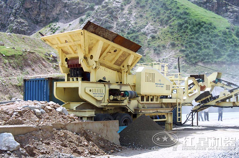 移動(dòng)破碎站粗破現(xiàn)場(chǎng)