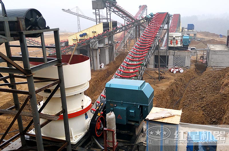 時產(chǎn)150噸的圓錐式碎石機作業(yè)現(xiàn)場