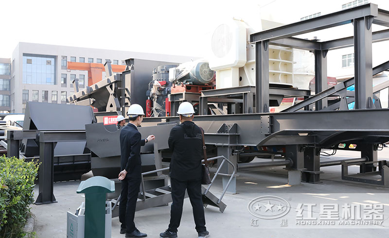 用戶來紅星廠區(qū)參觀購(gòu)置移動(dòng)式建筑垃圾破碎機(jī)