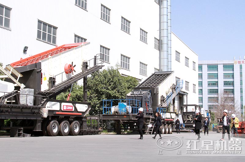 客戶來(lái)廠區(qū)參觀考察移動(dòng)破碎站