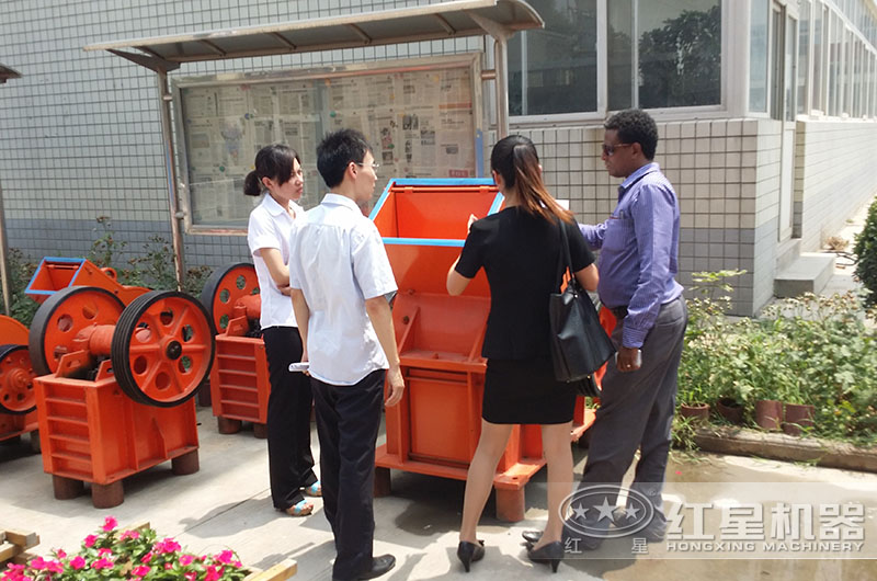 錘式破碎機(jī)客戶參觀現(xiàn)場(chǎng)
