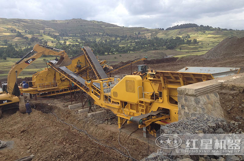 移動(dòng)式破碎生產(chǎn)現(xiàn)場(chǎng)