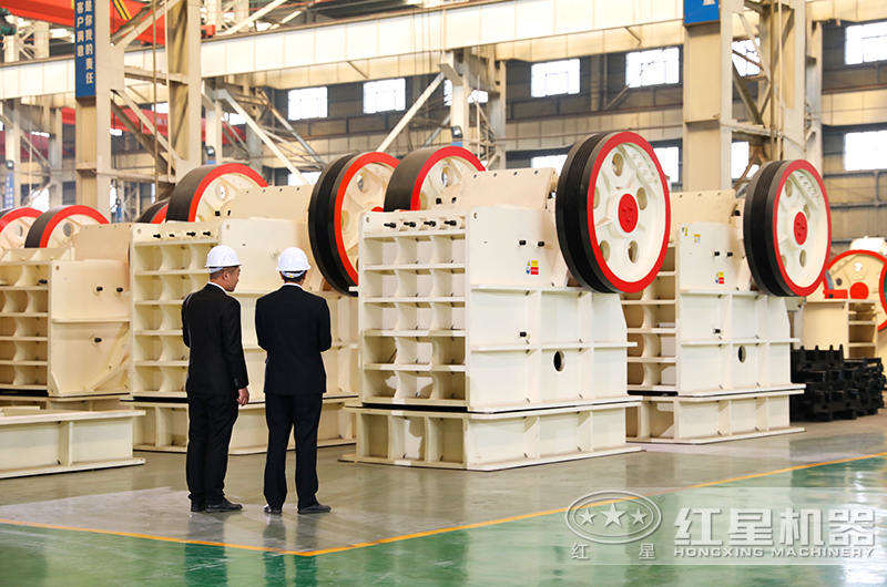 客戶參觀顎式破碎機(jī)