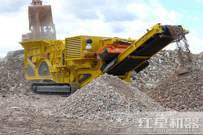 履帶式移動破碎機工作現(xiàn)場