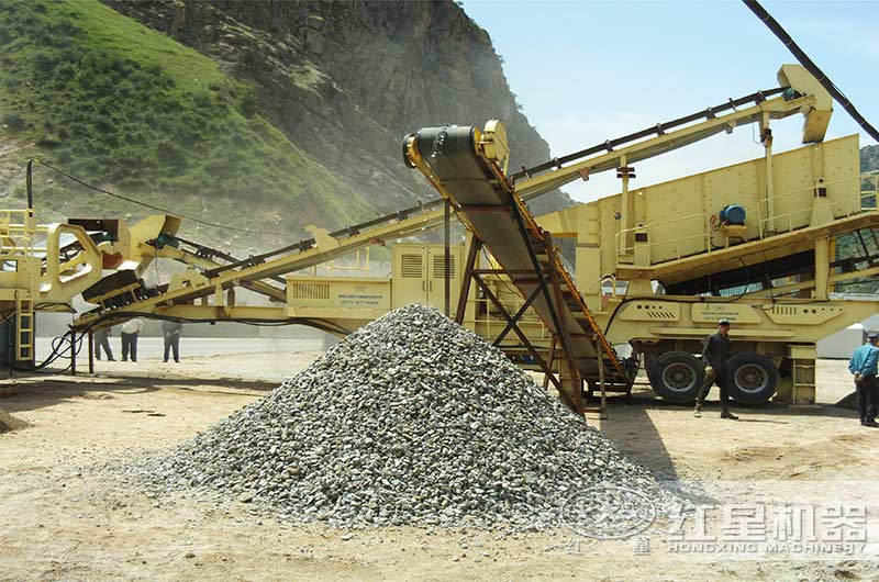 移動(dòng)式混凝土生產(chǎn)現(xiàn)場(chǎng)