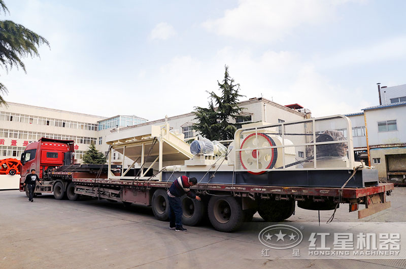 紅星對輥式破碎機(jī)發(fā)貨現(xiàn)場
