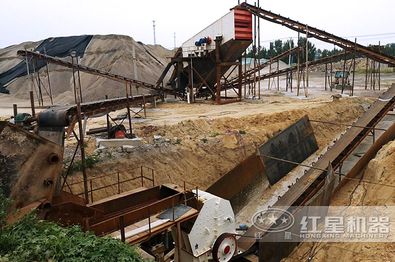 大型移動(dòng)式石頭碎沙生產(chǎn)現(xiàn)場