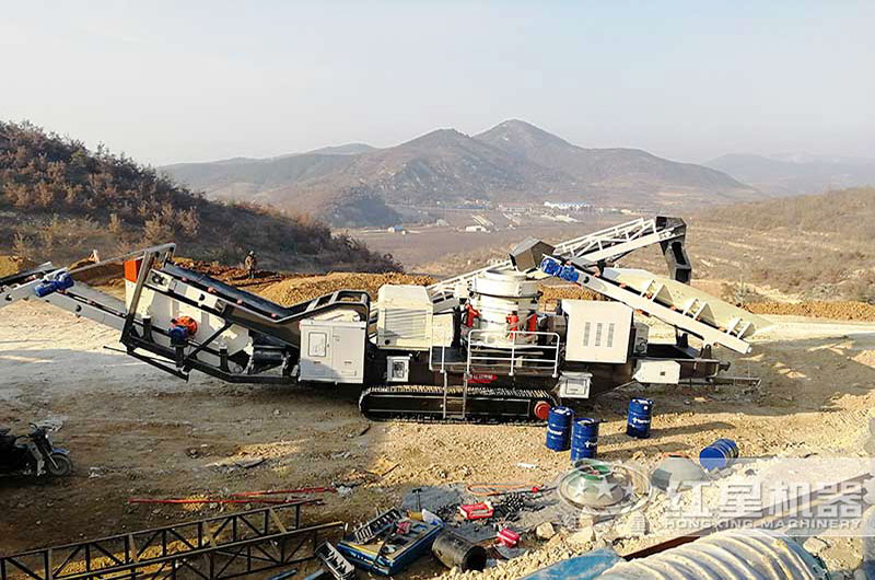 履帶式移動(dòng)破碎機(jī)破碎現(xiàn)場