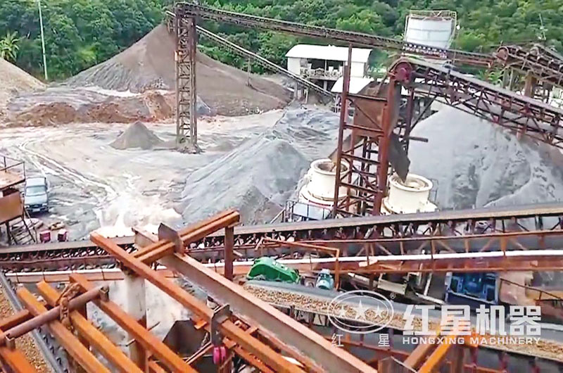 兩臺(tái)單缸圓錐破碎生產(chǎn)現(xiàn)場(chǎng)