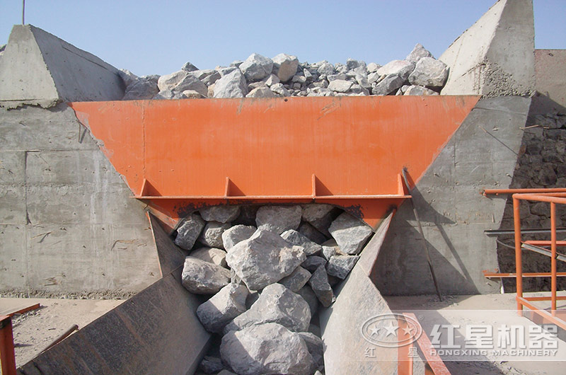 正在工作中的顎式碎石子機