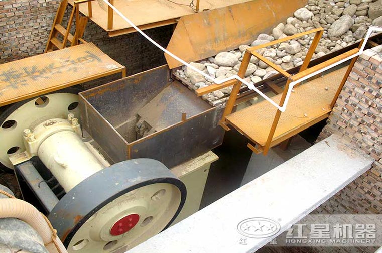 69顎式破碎機進料生產(chǎn)現(xiàn)場